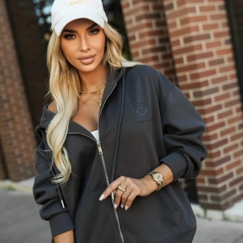 Bluza rozpinana na zamek – dlaczego to najbardziej praktyczny element kobiecej szafy?