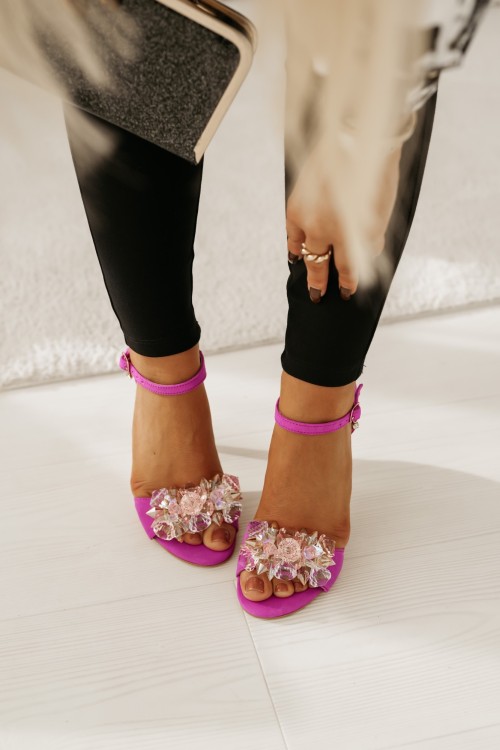 SANDAŁY ZAMSZOWE ZE SKÓRY NATURALNEJ ZDOBIONE KRYSZTAŁAMI FUKSJA 1