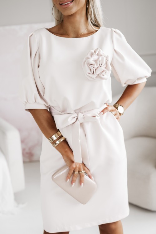 SUKIENKA CELINE Z PASKIEM W KOMPLECIE Z KWIATEM BROSZKĄ BEŻOWA 1