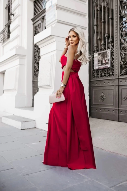 SUKIENKA MAXI LADY NA JEDNO RAMIĘ Z WYCIĘCIEM NA BOKU I OZDOBNĄ SZARFĄ CZERWONA 2