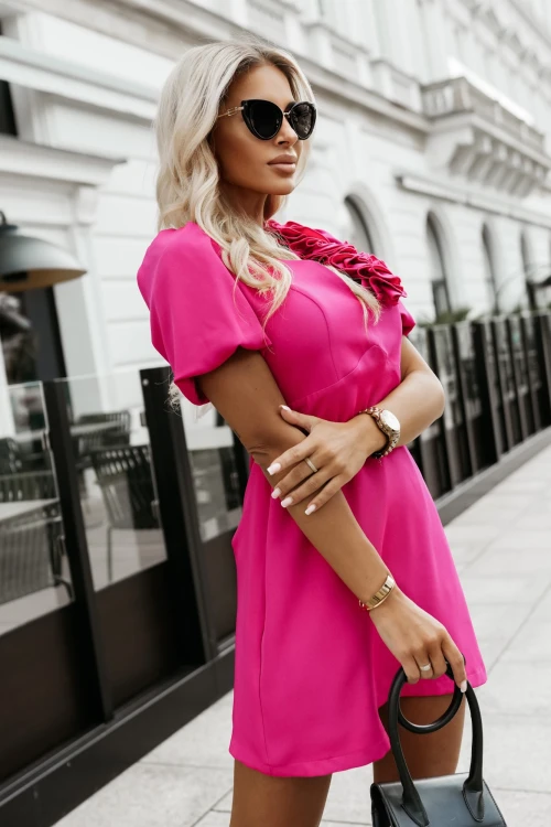 SUKIENKA Z GŁĘBOKIM DEKOLTEM ANGELLA Z ODPINANĄ BROSZKĄ FUKSJA 5