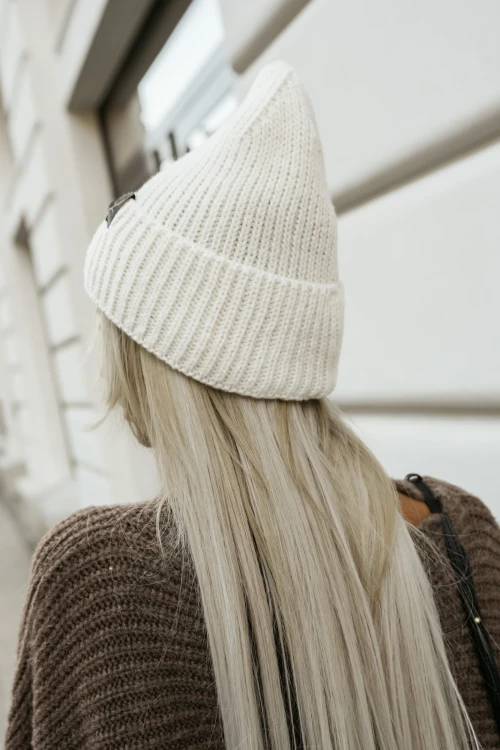 CZAPKA LEMA Z WARKOCZOWYM SPLOTEM ECRU 1