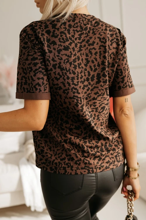 T-SHIRT Z KIESZONKĄ Z NAPISEM STAYHERE PANTERA BRĄZOWO-CZARNA 2