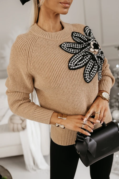 SWETER O WARKOCZOWYM SPLOCIE Z NASZYWANYM KWIATEM KARMELOWY 1