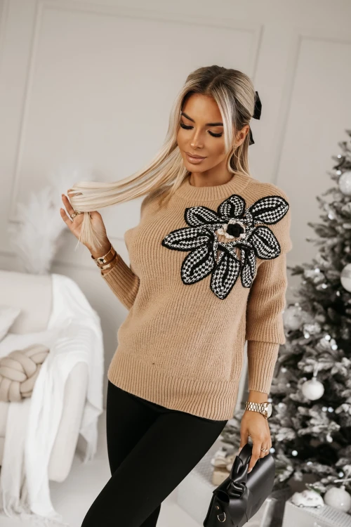 SWETER O WARKOCZOWYM SPLOCIE Z NASZYWANYM KWIATEM KARMELOWY 5