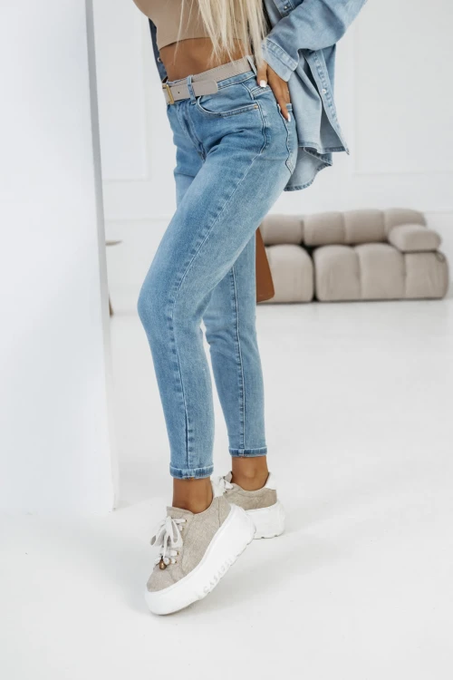 SPODNIE JEANSOWE MOM FIT Z BEŻOWYM PASKIEM W KOMPLECIE BŁĘKITNY JEANS 3