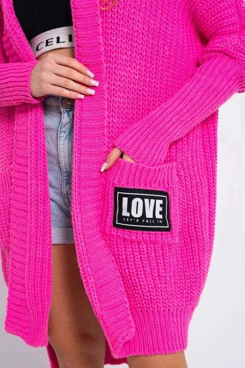 SWETER KARDIGAN POLA Z WEŁNĄ Z NASZYWKĄ LOVE MOCNY RÓŻ 3