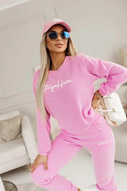 KOMPLET DRESOWY Z PRĄŻKOWANEGO MATERIAŁU Z HAFTOWANYM LOGO BLUZA+ SPODNIE RÓŻOWY 4