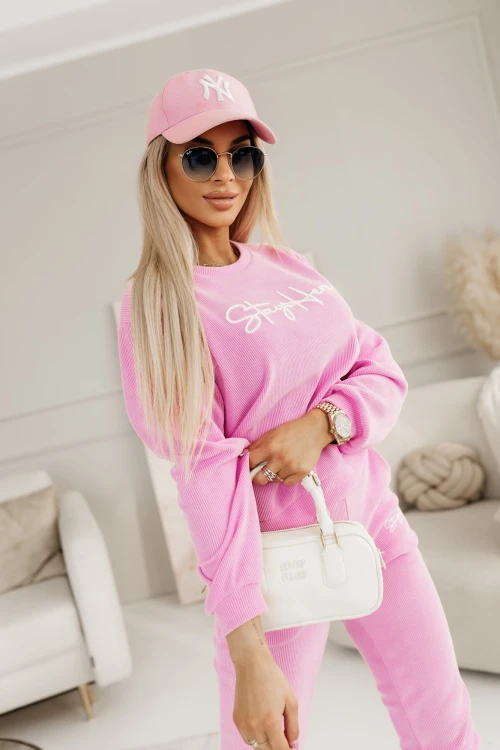 KOMPLET DRESOWY Z PRĄŻKOWANEGO MATERIAŁU Z HAFTOWANYM LOGO BLUZA+ SPODNIE RÓŻOWY 5