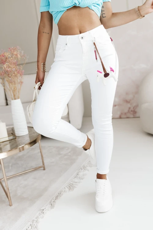 SPODNIE JEANSOWE SKINNY Z PRZYWIESZKĄ ŁAŃCUSZKIEM I KONIKIEM ECRU 6