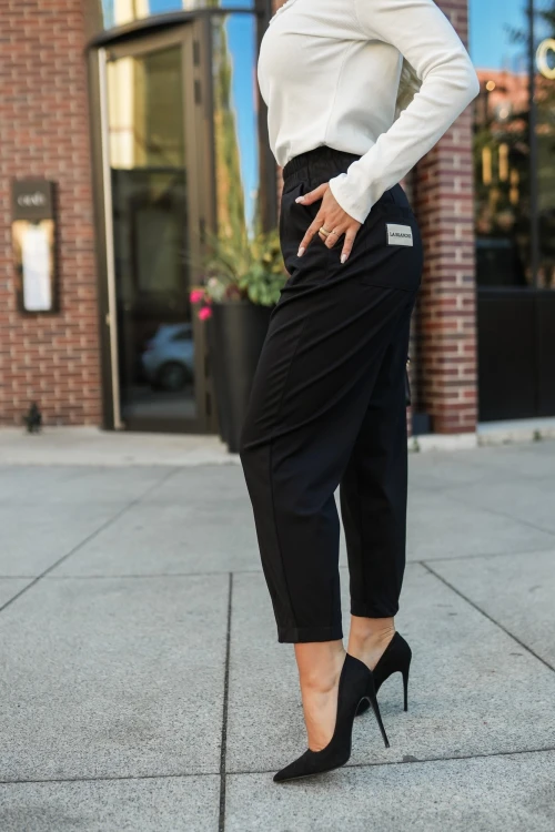 SPODNIE MATERIAŁOWE Z GUMĄ W PASIE Z OZDOBNĄ NASZYWKĄ NA KIESZENI CZARNE 1