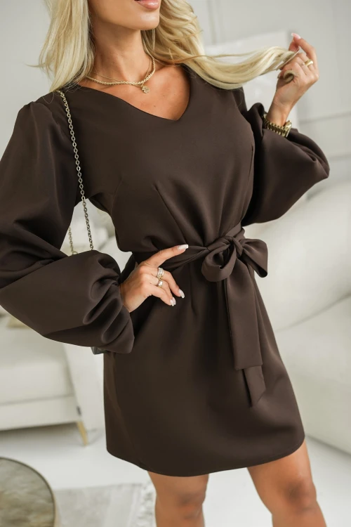 SUKIENKA MINI LONDON Z DEKOLTEM V Z PASKIEM W KOMPLECIE CZEKOLADOWA 1