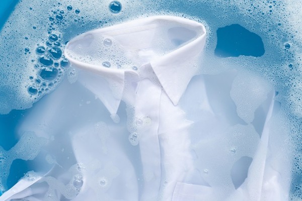 Usuwanie trudnych plam – poznaj skuteczne sposoby i triki