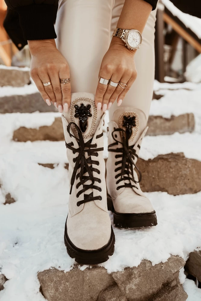 BOTKI ZAMSZOWE Z KRYSZTAŁKAMI JASNY BEŻ