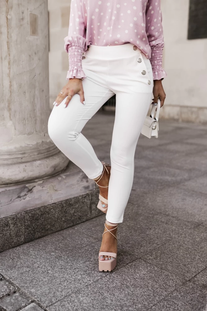 SPODNIE CYGARETKI ZDOBIONE GUZIKAMI PRZY KIESZENIACH BIAŁE