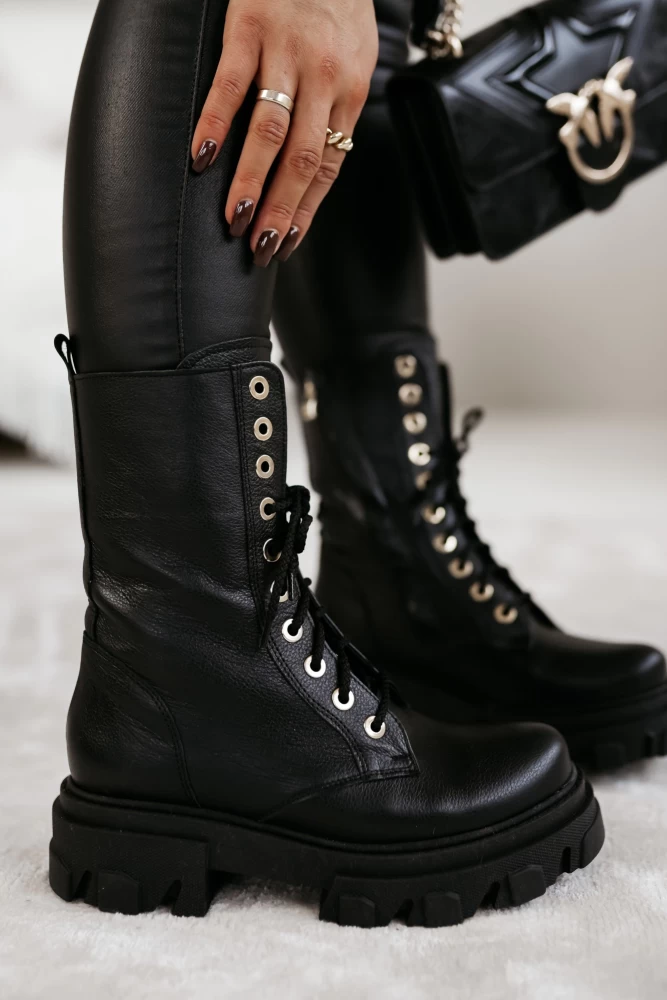 BOTKI SZNUROWANE NA WYSOKIEJ PODESZWIE ZE SKÓRY NATURALNEJ CZARNE