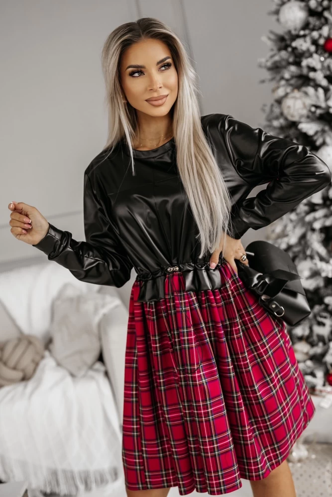 SUKIENKA CZARNA Z EKO SKÓRY ZE WSTAWKĄ W CZERWONĄ KRATĘ