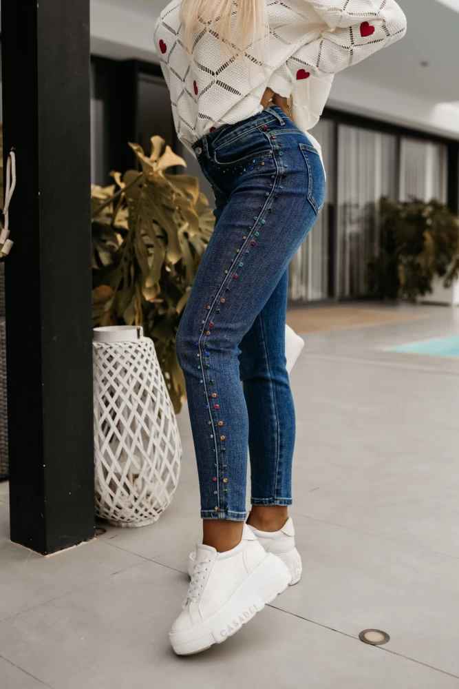 SPODNIE JEANSOWE ZDOBIONE CYRKONIAMI NA NOGAWKACH CIEMNY JEANS