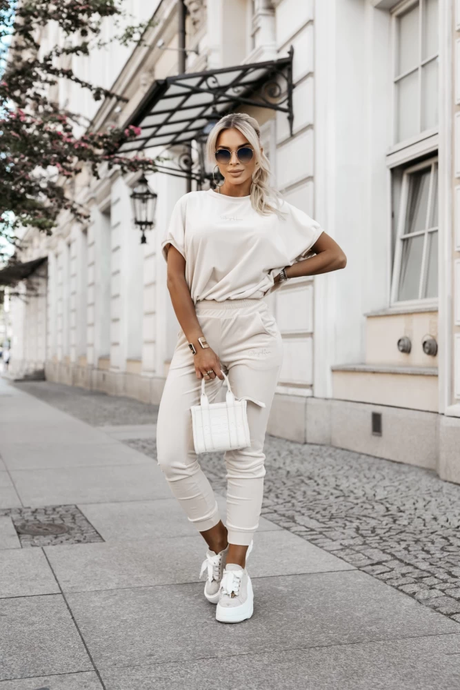 KOMPLET WELUROWY AMERICANO Z HAFTOWANYM LOGO SPODNIE + BLUZKA BEŻOWY