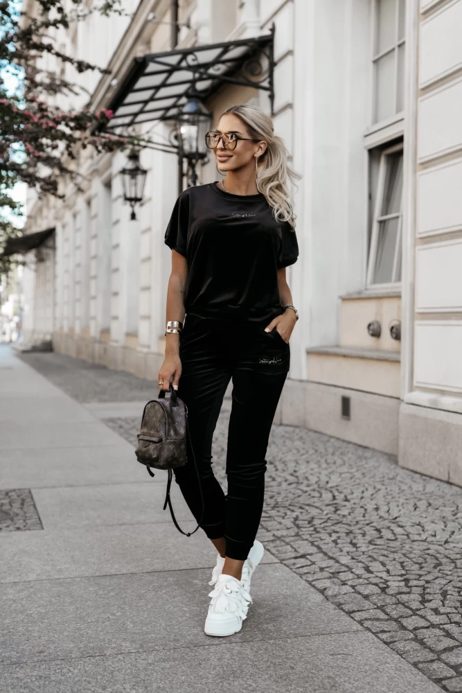 KOMPLET WELUROWY AMERICANO Z HAFTOWANYM LOGO SPODNIE + BLUZKA CZARNY