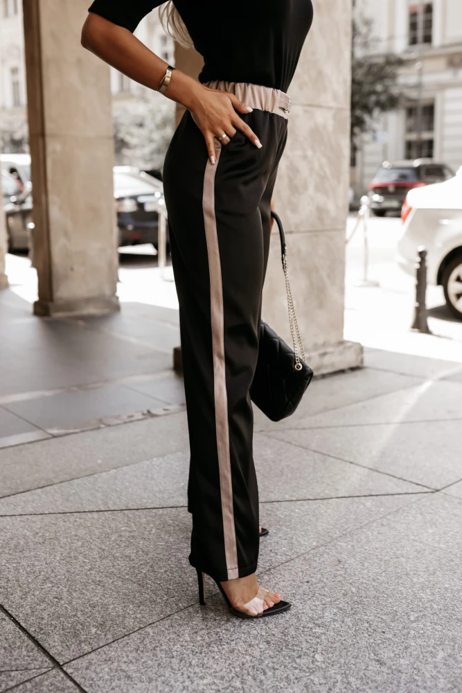 SPODNIE SATYNOWE NA GUMĘ Z OZDOBNYM LAMPASEM CZARNO-BRĄZOWE