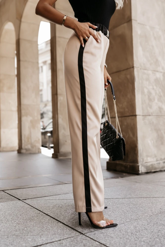 SPODNIE SATYNOWE NA GUMĘ Z OZDOBNYM LAMPASEM BEŻOWO-CZARNE