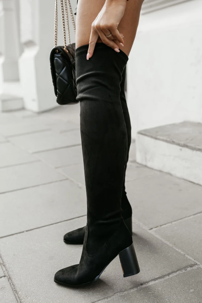 KOZAKI NA SŁUPKU Z ELASTYCZNĄ CHOLEWKĄ Z EKO ZAMSZU CZARNE