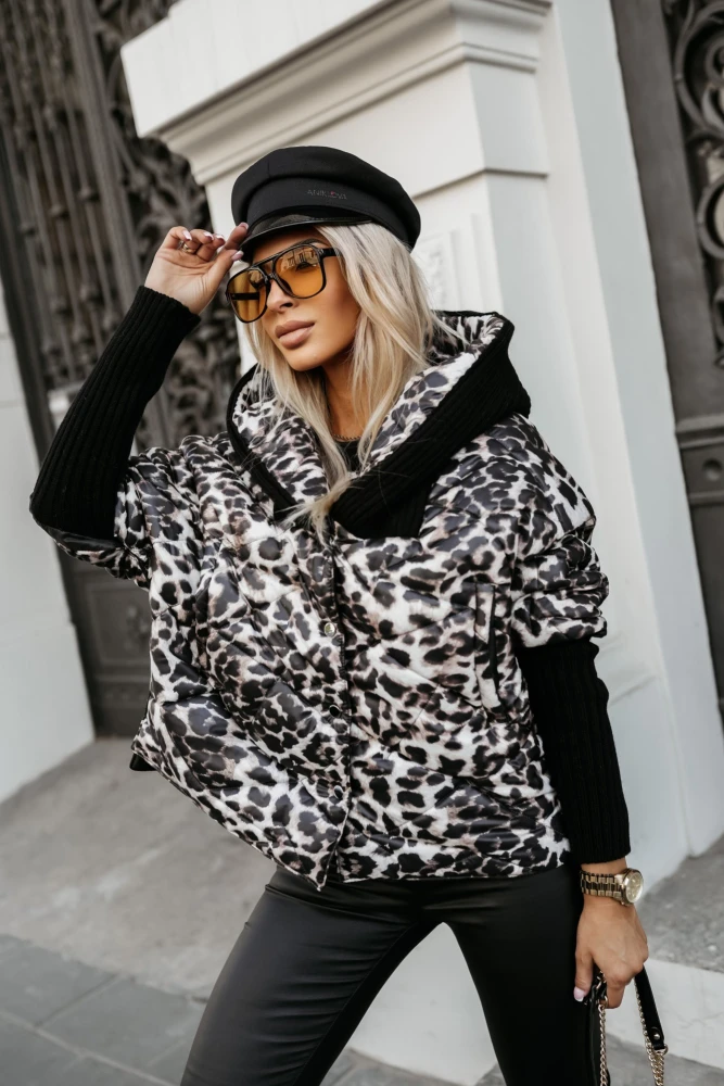 KURTKA PIKOWANA Z KAPTUREM O KROJU NIETOPERZA PANTERA BEŻOWO-CZARNA