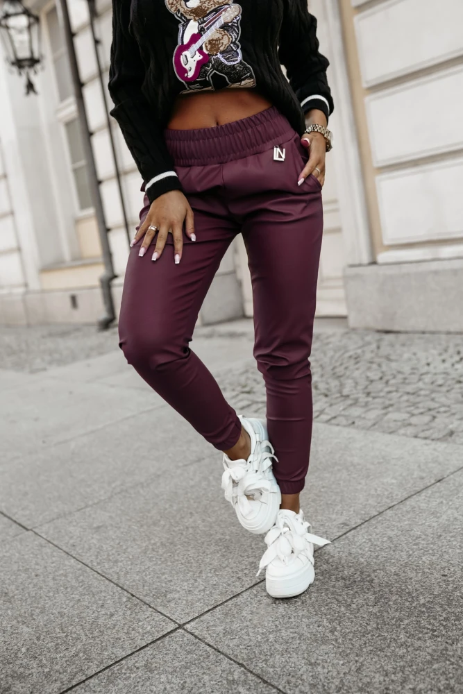SPODNIE JOGGERY Z EKO SKÓRY BORDOWE