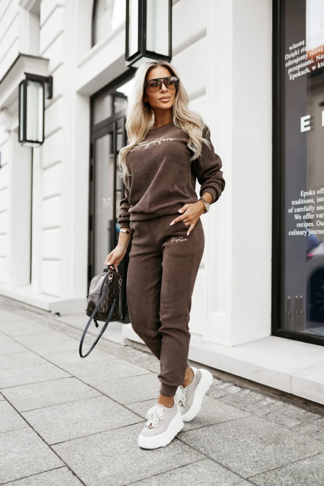 KOMPLET DRESOWY Z PRĄŻKOWANEGO MATERIAŁU Z HAFTOWANYM LOGO BLUZA+ SPODNIE CZEKOLADOWY