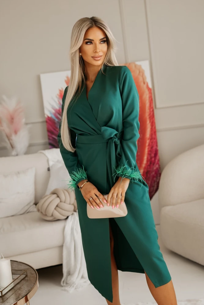 SUKIENKA MIDI Z KOPERTOWYM DEKOLTEM Z PIÓRAMI PRZY RĘKAWACH ZIELEŃ BUTELKOWA