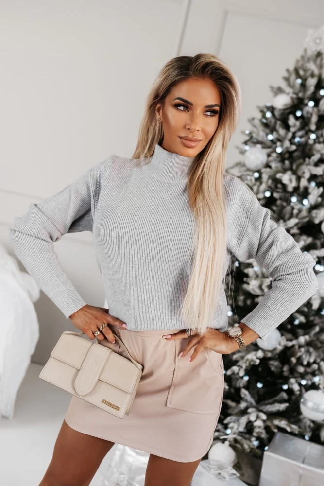 SWETER ZE SREBRNYMI ZDOBIENIAMI NA RAMIONACH SZARY