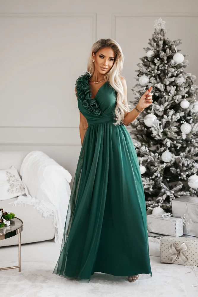 SUKIENKA MAXI INEZ Z TIULOWA Z FALBANĄ NA RAMIENIU ZIELEŃ BUTELKOWA