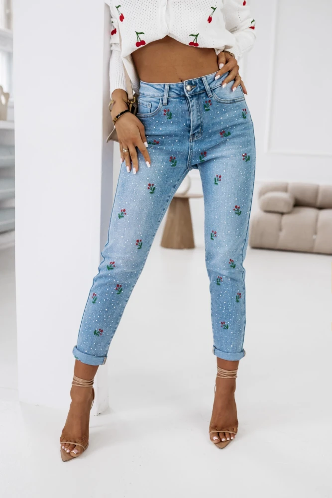 SPODNIE JEANSOWE TYPU BOYFRIEND Z HAFTOWANYMI KWIATAMI I CYRKONIAMI NIEBIESKI JEANS