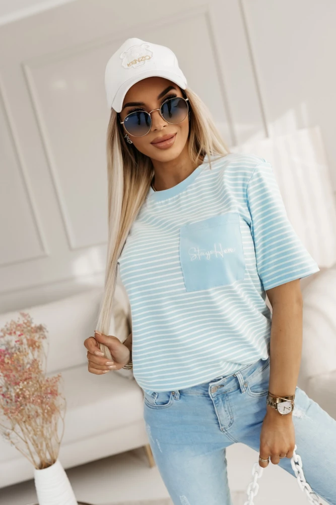 T-SHIRT Z KIESZONKĄ Z HAFTOWANYM NAPISEM W PASKI BŁĘKITNO-BIAŁE