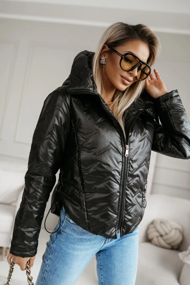 KURTKA PIKOWANA LEKKO ASYMETRYCZNA Z WYSOKIM KOŁNIERZEM I KAPTUREM CZARNA