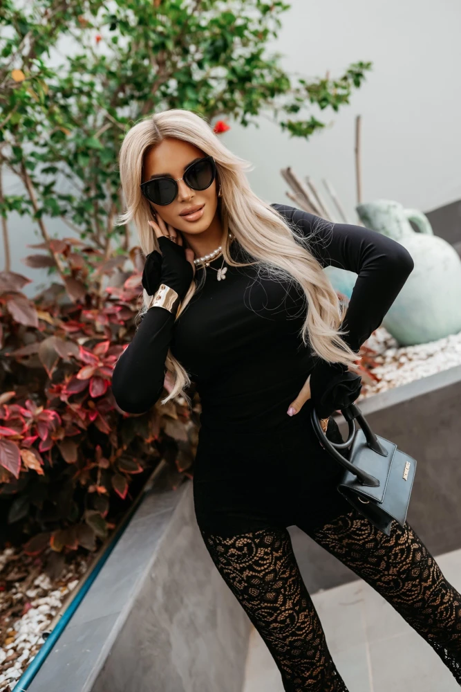 BLUZKA MILADY Z EFEKTOWNYMI RÓŻAMI NA RĘKAWACH CZARNA