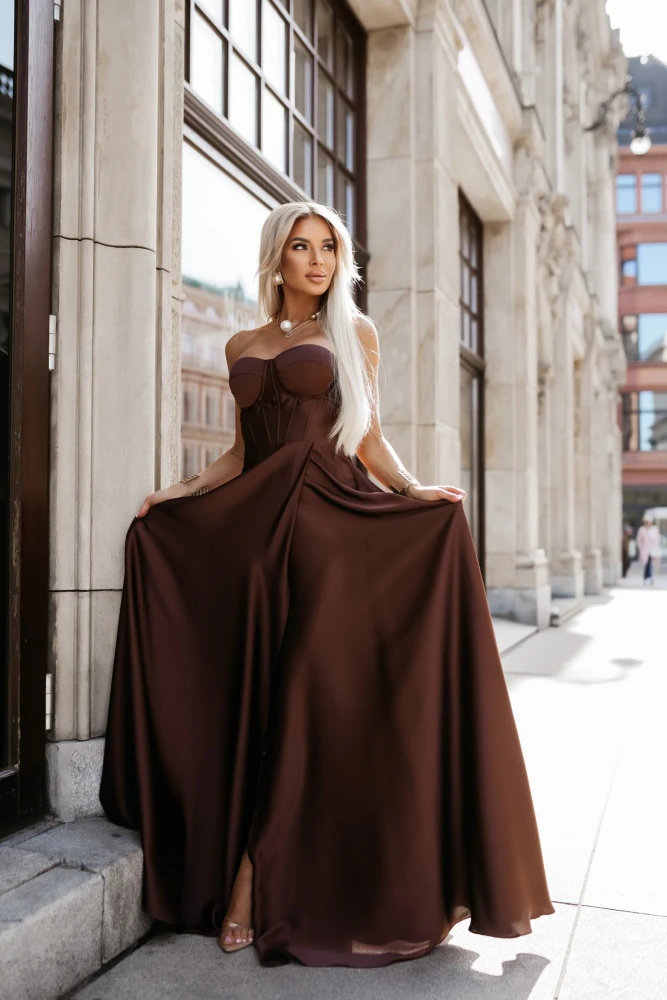 SUKIENKA MAXI KATHERINE WIĄZANA NA PLECACH CZEKOLADOWA