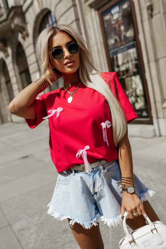 T-SHIRT BAWEŁNIANY Z PODUSZKAMI NA RAMIONACH W KOKARDKI CZERWONY