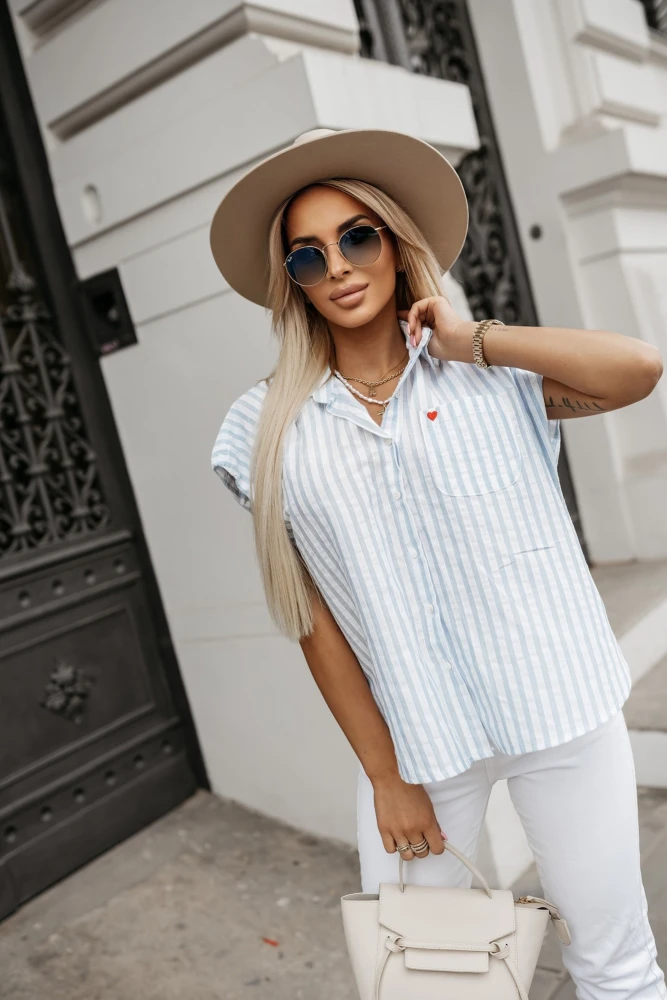 KOSZULA BAWEŁNIANIA Z OZDOBNYM HAFTOWANYM SERDUSZKIEM W PASKI BŁĘKITNA-ECRU