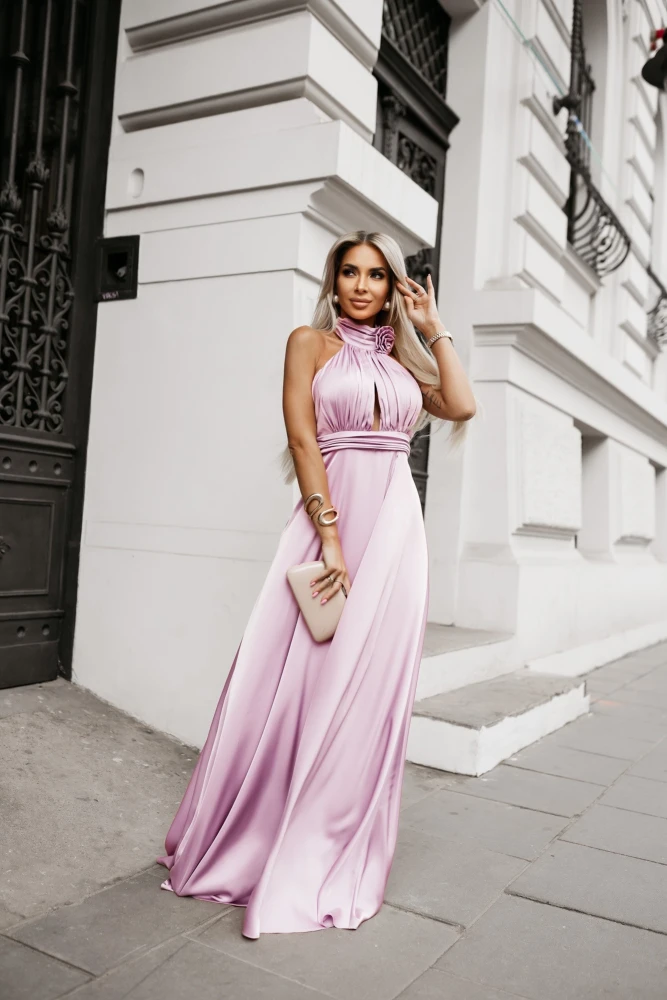 SUKIENKA MAXI HILARY SATYNOWA Z OZDOBNĄ BROSZKĄ KWIATEM RÓŻOWA