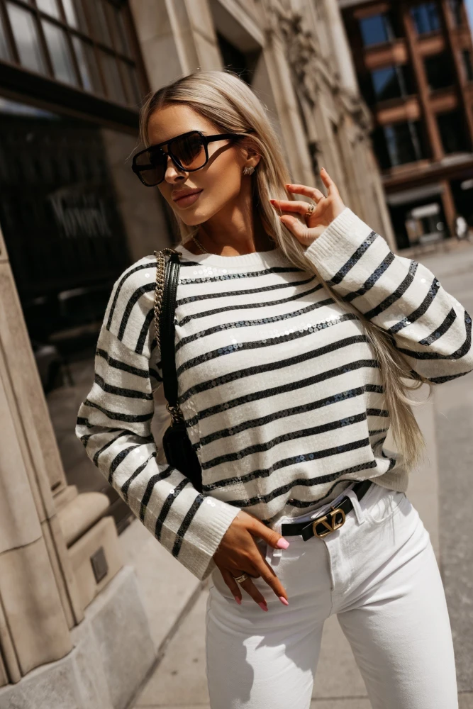 SWETEREK Z WISKOZY ZDOBIONY CEKINAMI W PASKI ECRU-CZARNE