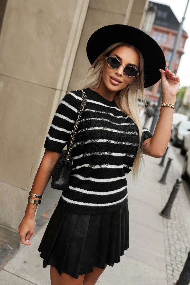 SWETEREK ANN Z KORONKĄ W PASKI CZARNE-ECRU