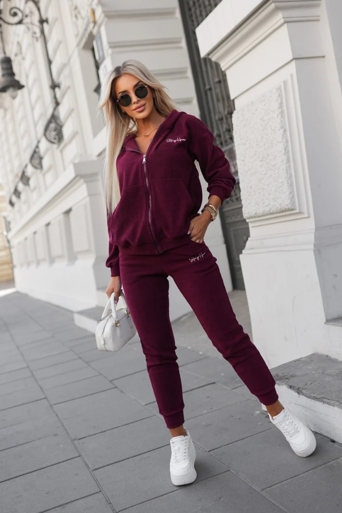 KOMPLET DRESOWY Z GRUBSZEGO PRĄŻKA BLUZA Z HAFTOWANYM NAPISEM + SPODNIE BURGUNDOWY