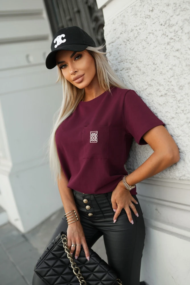 T-SHIRT BAWEŁNIANY Z KIESZONKĄ I OZDOBNYM ELEMENTEM BURGUNDOWY