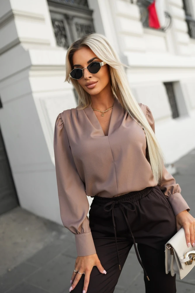 KOSZULA BEATRICE Z DEKOLTEM W SEREK BRĄZOWA