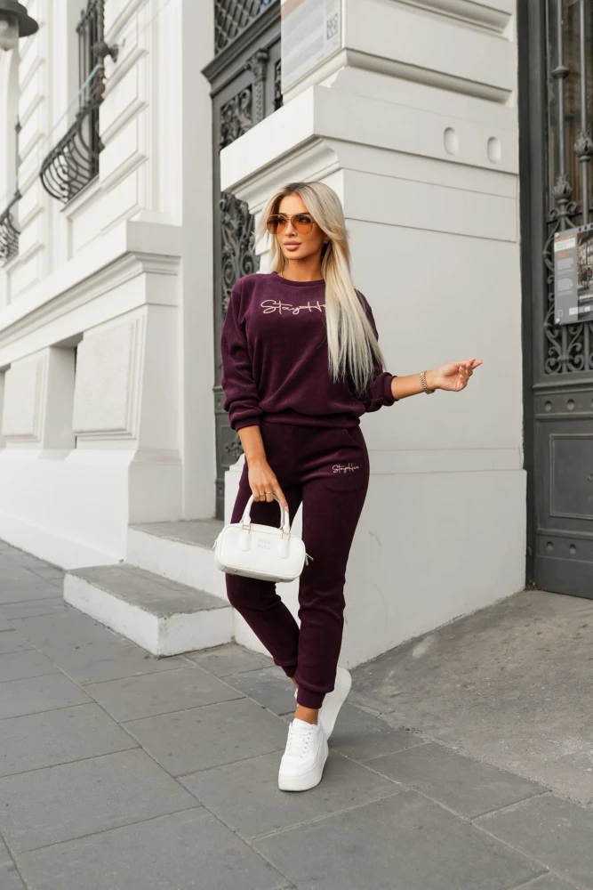 KOMPLET DRESOWY Z PRĄŻKOWANEGO MATERIAŁU Z HAFTOWANYM LOGO BLUZA+ SPODNIE ŚLIWKOWY