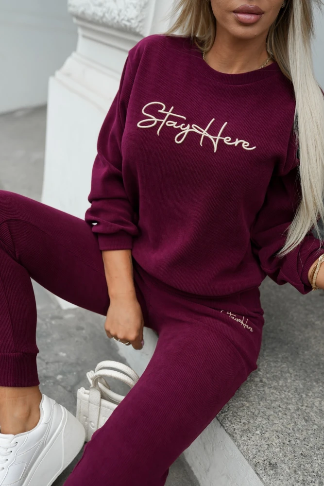KOMPLET DRESOWY Z PRĄŻKOWANEGO MATERIAŁU Z HAFTOWANYM LOGO BLUZA+ SPODNIE BURGUNDOWY