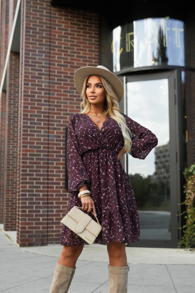 SUKIENKA JENNY PRZED KOLANO Z KOPERTOWYM DEKOLTEM BORDOWO-BEŻOWA