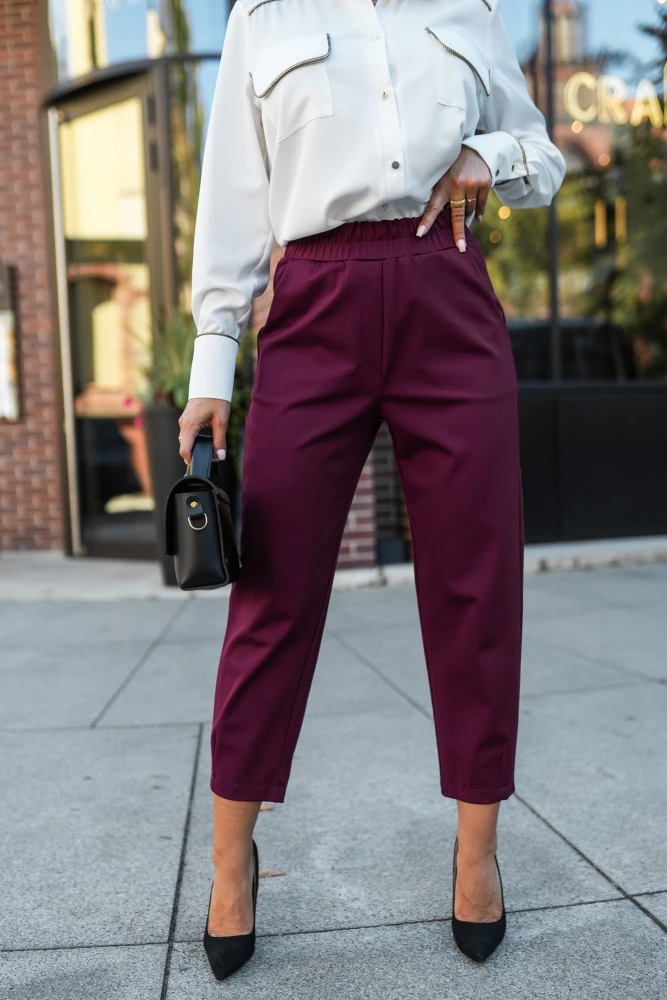 SPODNIE MATERIAŁOWE Z GUMĄ W PASIE Z OZDOBNĄ NASZYWKĄ NA KIESZENI BURGUNDOWE